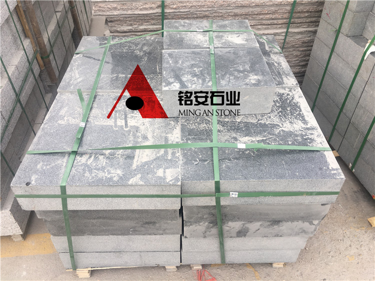 山东芝麻黑光面路沿石